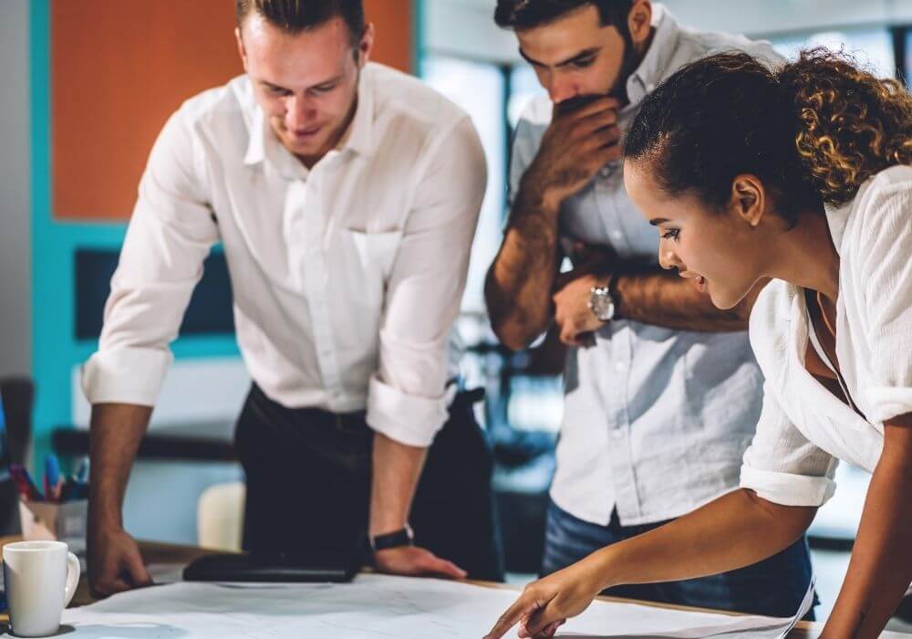 solutions_for_builders_industry_leading_knowledge Industry expert working together